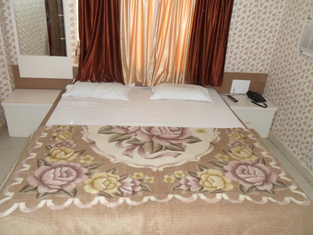 Hotel Raj Palace ทวารกา ภายนอก รูปภาพ