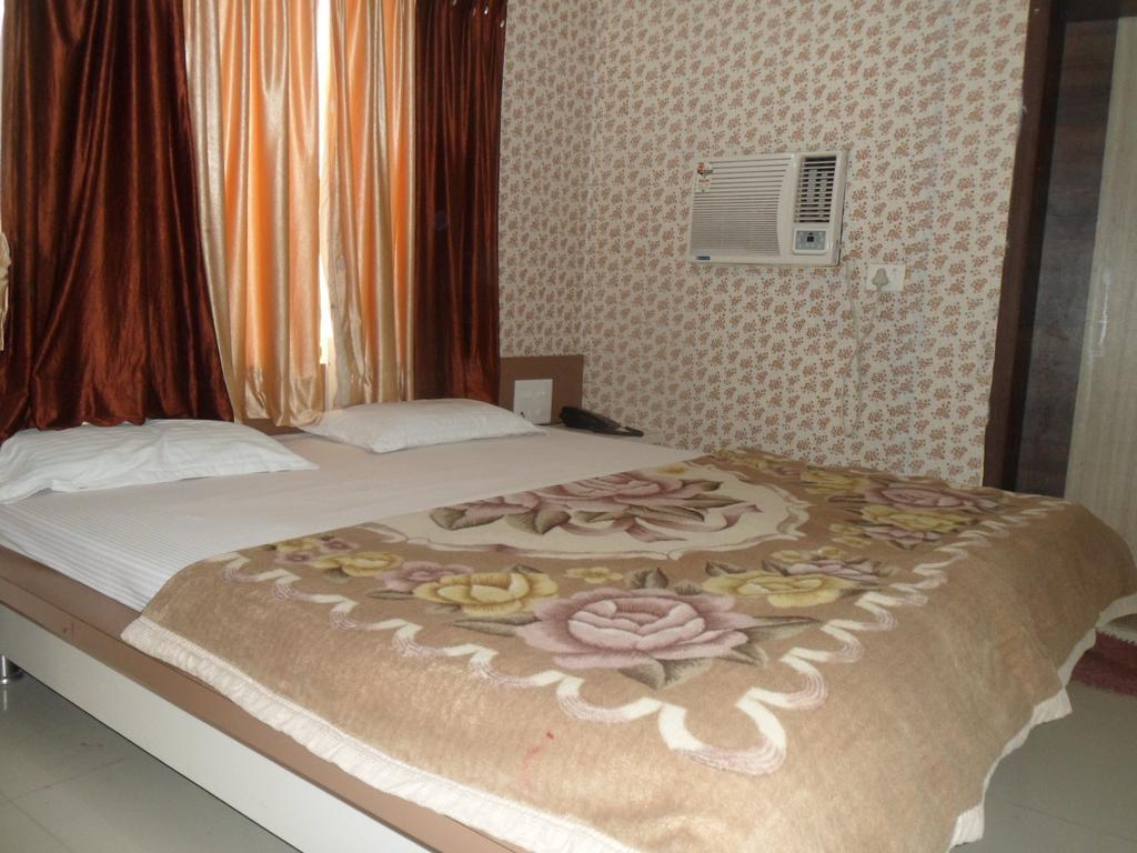 Hotel Raj Palace ทวารกา ภายนอก รูปภาพ