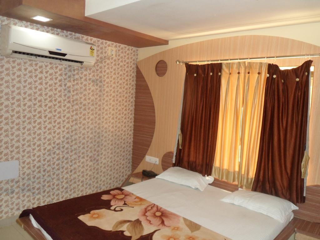 Hotel Raj Palace ทวารกา ภายนอก รูปภาพ